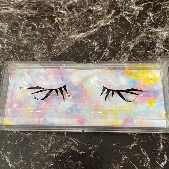 Shu Uemura Ocean Beads Mini False Eyelashes - Picture 2 of 3
